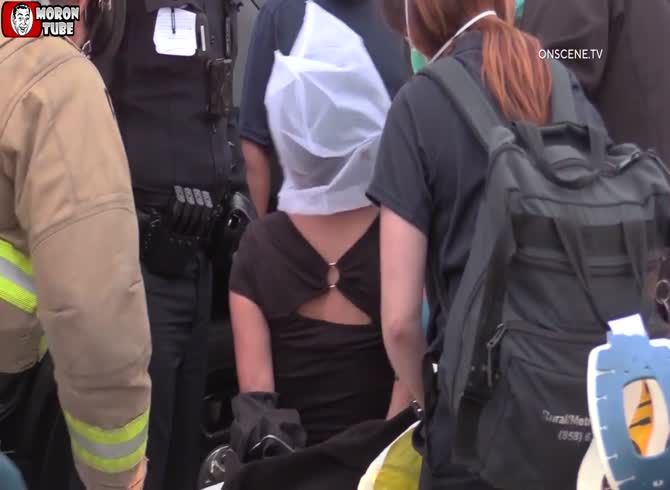 Video :After being in a car accident, she assaults a journalist